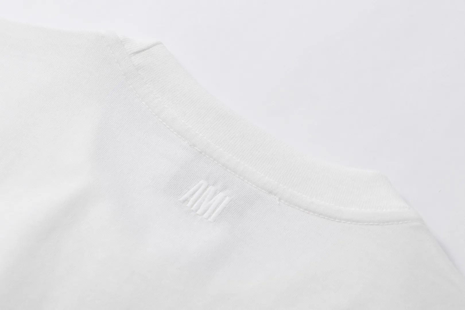 Style No.: A 008# P57 Ami 2026 Spring/Summer New Arrival T-shirt Short Sleeve The workmanship of this chapter is extremely cumbersome and complicated. It uses water-soluble polyester and water-soluble thread, first starting the pattern, dyeing, then air-drying, shaping, and then laser processing of details. The process time is long, which distinguishes it from the garbage version of the leaky bottom fabric on the market. We completely restore the correct version of the official website 1:1, with high-weight fabrics, synchronized detail routing, and restored official website letter embroidery, which is the only correct version on the entire network. Color: Apricot Black Navy Blue White Sizes: S-XL